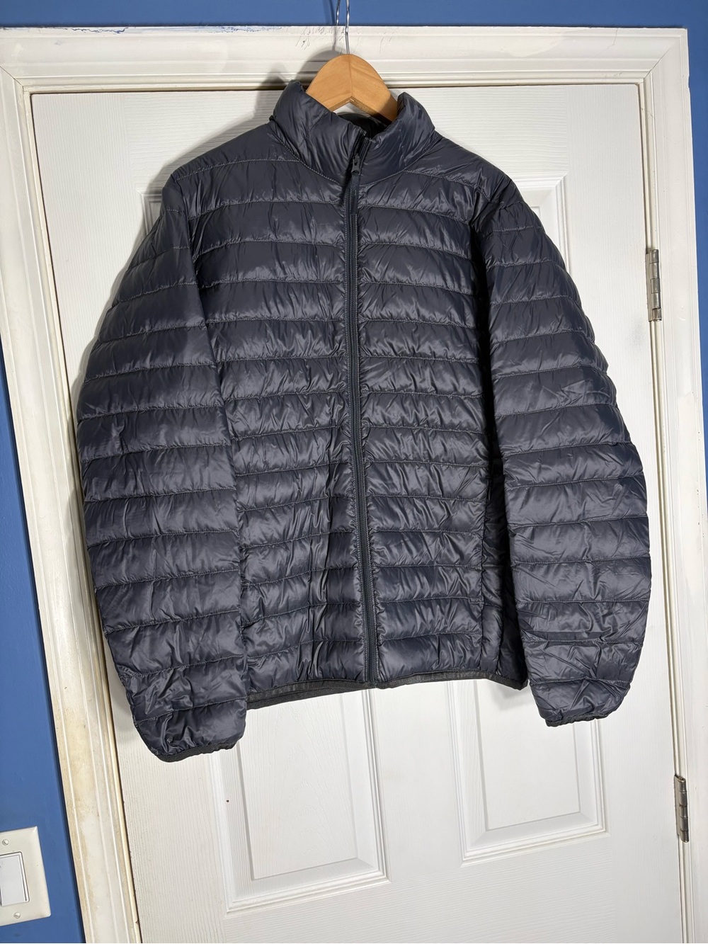 Uniqlo Men's Quilted Puffer Jacket in Charcoal Gray